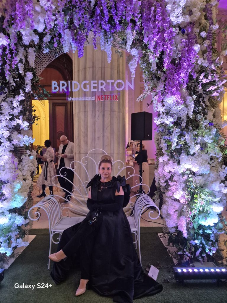 Cum s-au îmbrăcat vedetele din social-media la Gala Bridgerton