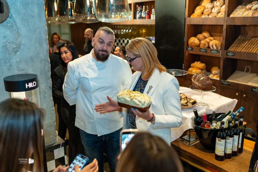 Elisabeta Lipa alaturi de Chef Alexandru Papugiu la degustare de cozonaci