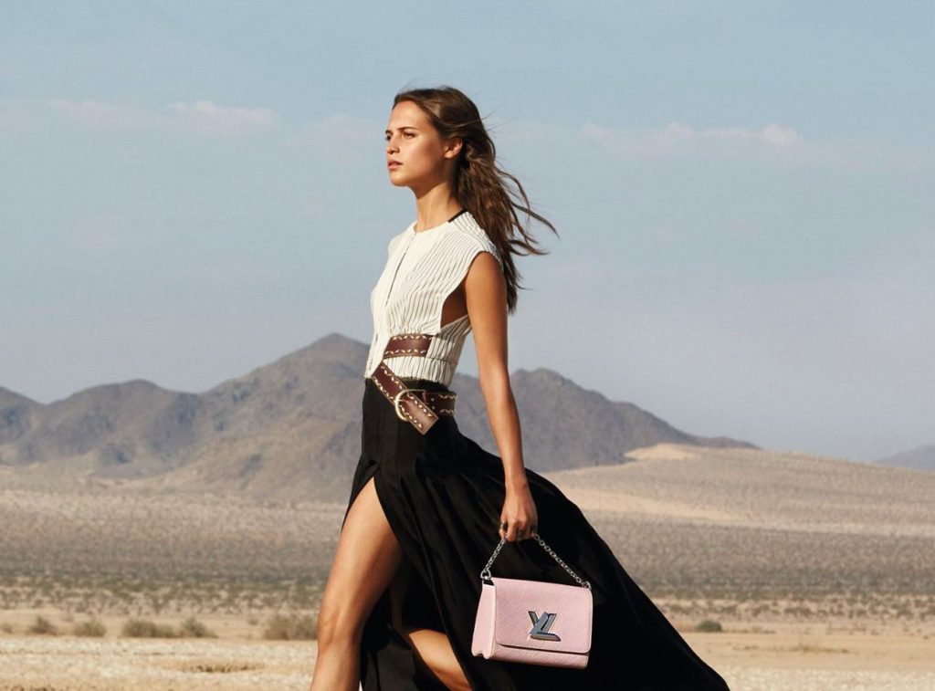 Louis Vuitton lansează „Flight Mode”: colecția care transformă stilul de vacanță în noul lux casual